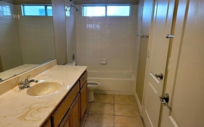Building Photo - 2121 Tyler Dr
