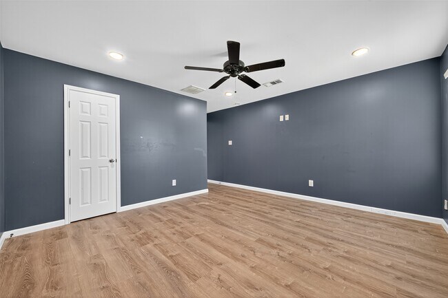 Building Photo - 10106 Shadow Pine Dr