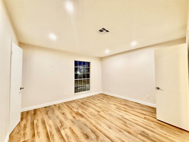 Building Photo - 11122 Village Bend Ln