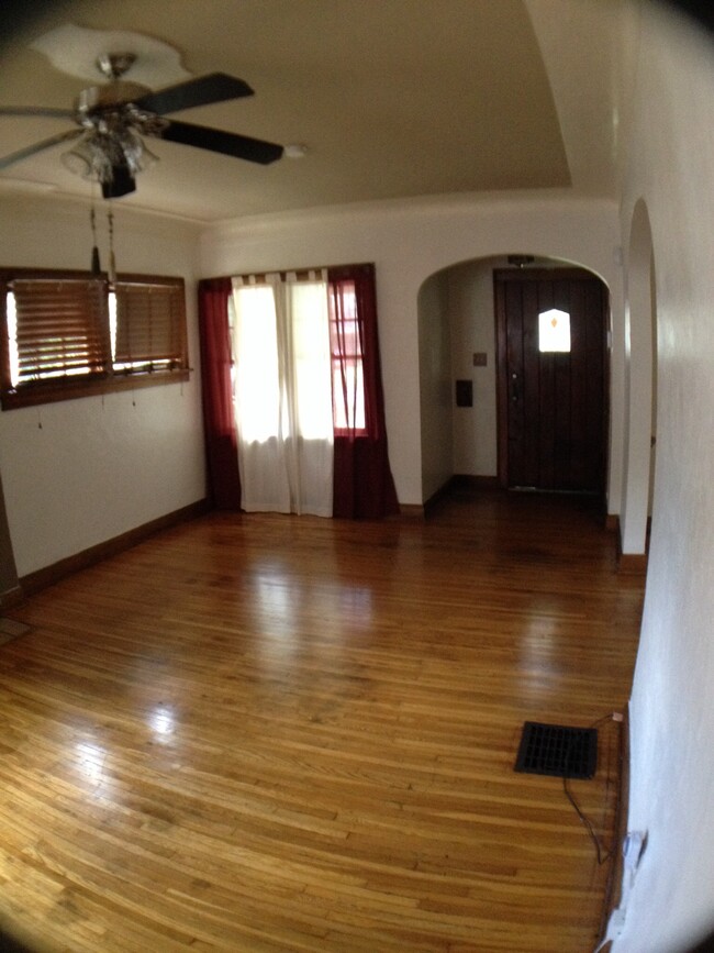 Large living room with vestibule and entry closet. - 3239 Wendover