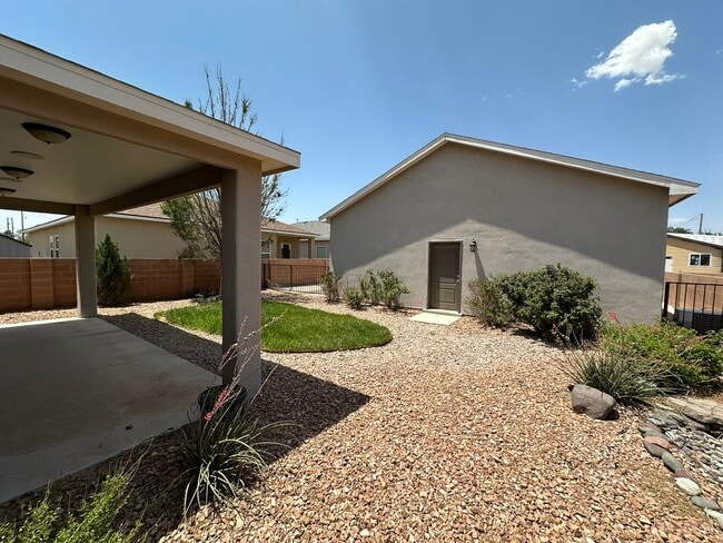 Building Photo - 4 Bed 3 Bath Home