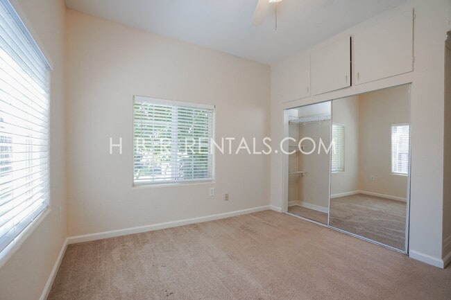 Building Photo - Charming 3-Bedroom Haven with 2 Full Baths...
