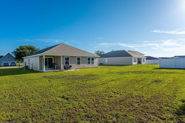 Building Photo - Charming 4-Bed Home in Quiet DeFuniak Springs Neighborhood!