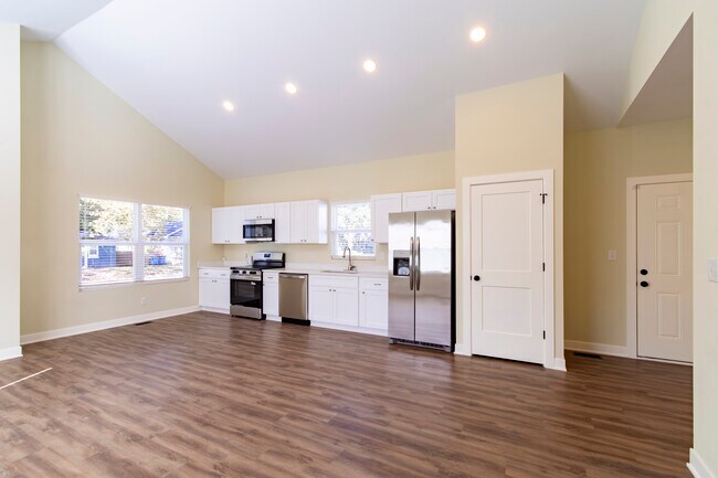 Building Photo - RnR Duplex SoBro