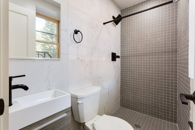 Building Photo - 516 Orange