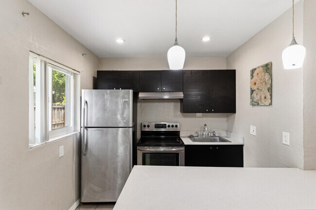 Building Photo - 709 SW 13th Ave