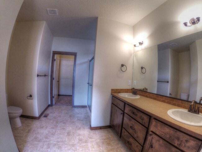 Building Photo - 2 Story in The Landings!