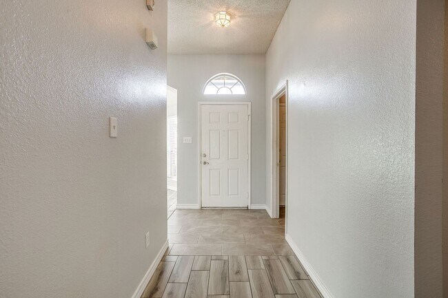 Building Photo - Welcome Home- Stylish 3 Bedroom, 2 Bath Ho...