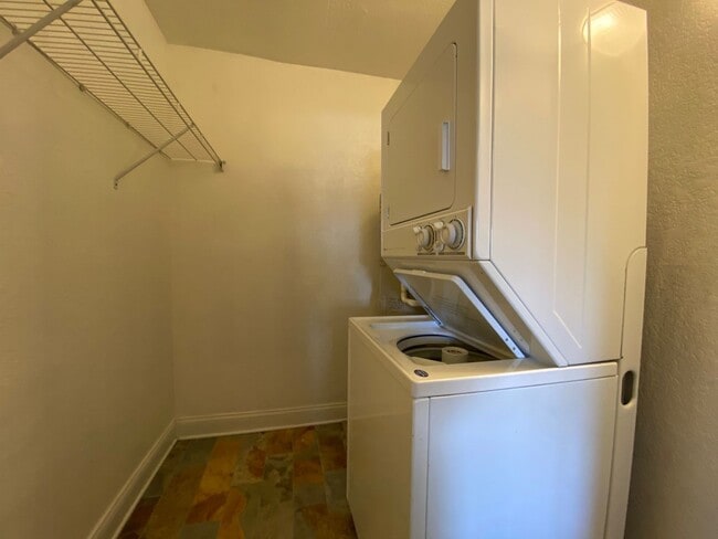 Building Photo - 502 Grandview Ct