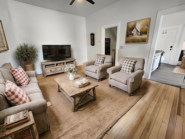 Primary Photo - 1 Bed 1 Bath right in Old Colorado City