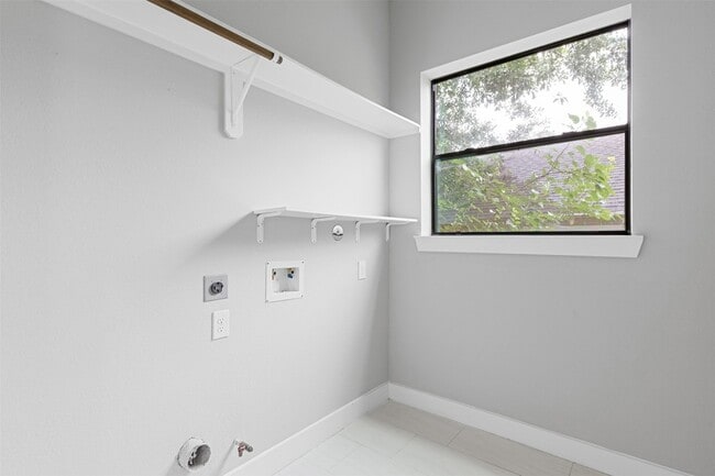 Building Photo - 806 E 39th St