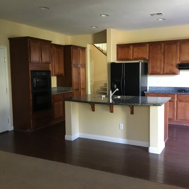 Building Photo - Northwest 4 Bedroom Beauty!!