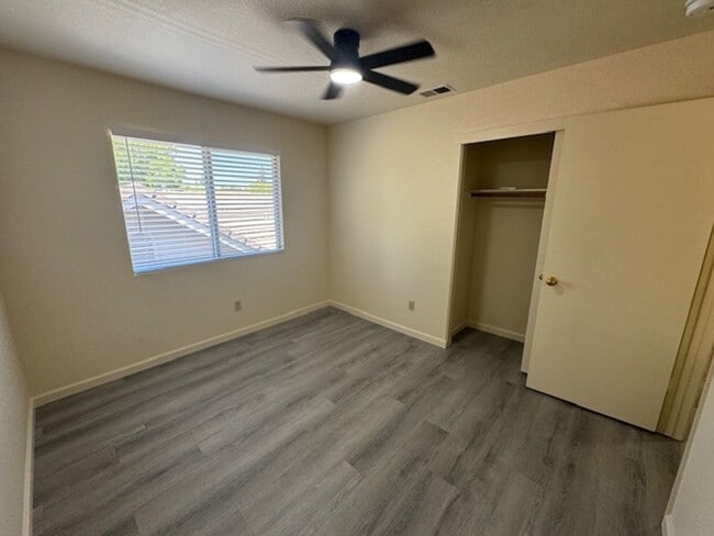 Building Photo - Gorgeous updated gated community unit!