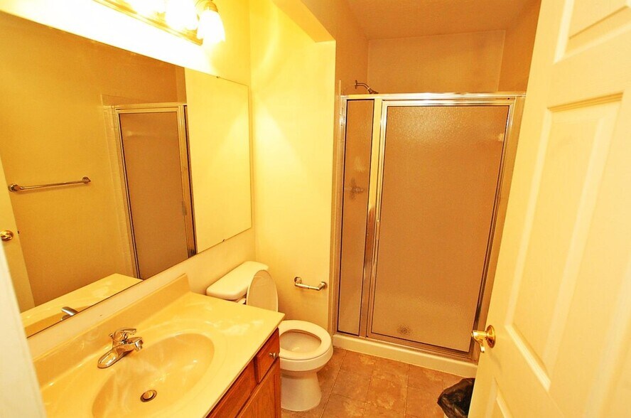 Master bath 2 - 4333 Marival Way