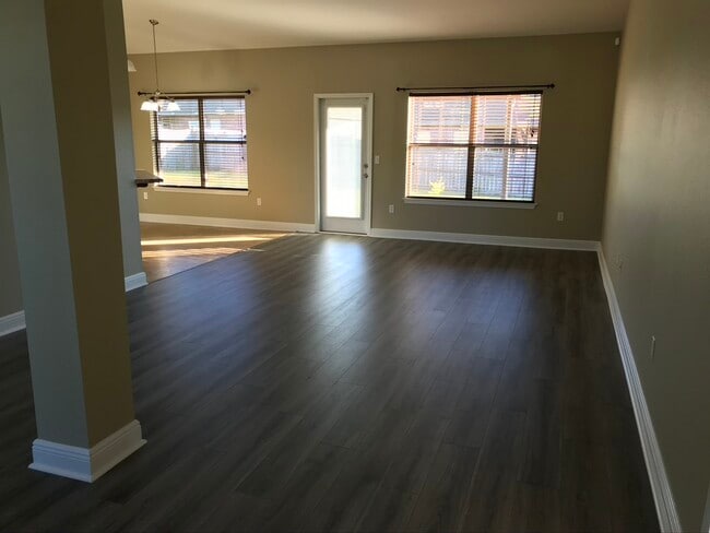 Building Photo - 806 Yew Cir