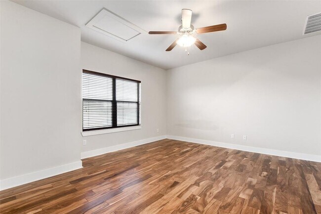 Building Photo - 1504 Lorraine Loop