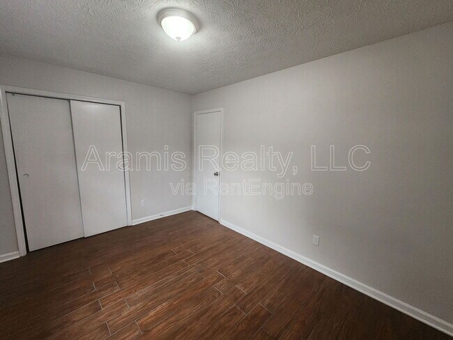 Building Photo - 13 Fredda Ln