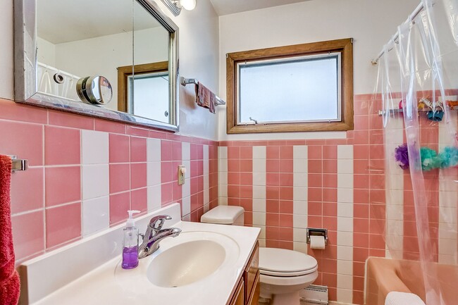 Building Photo - Charming Bi-Level Home in Sunset Village -...