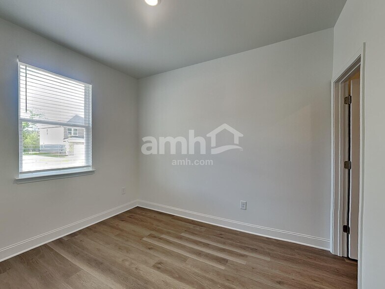 Building Photo - 935 Carnelian Ln