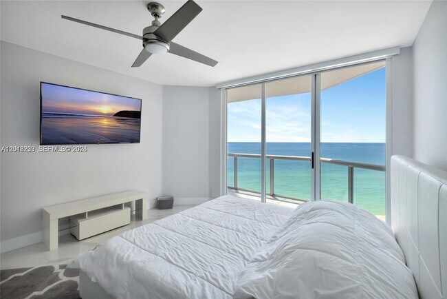 Building Photo - 16425 Collins Ave