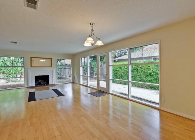 Building Photo - Spacious & Bright Home Close to Parks, Schools, Shopping and More!