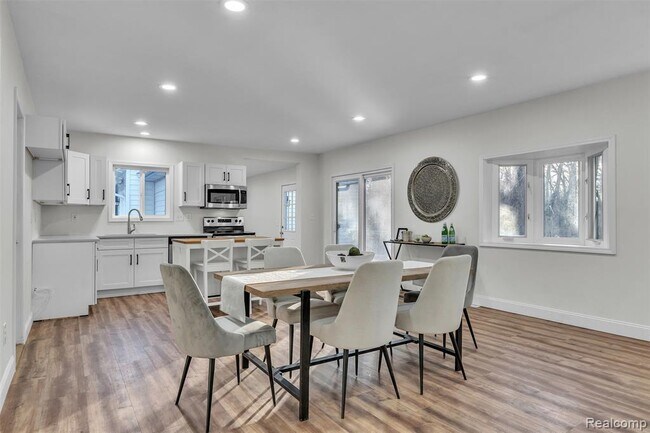 Building Photo - 8165 Leonard Dr