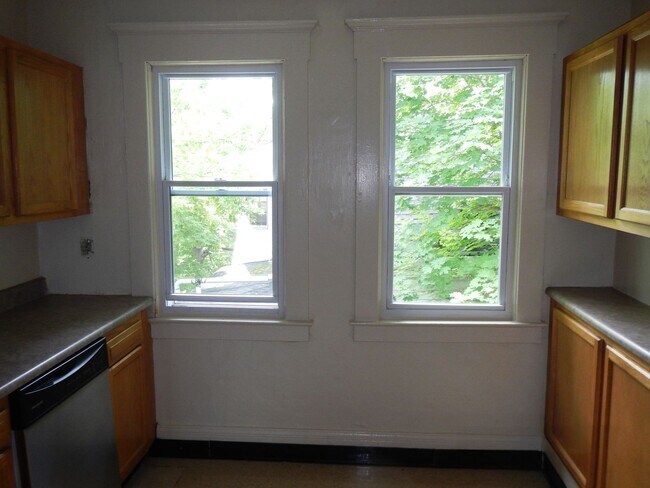 Building Photo - Four Bedroom Duplex with Great Park View 7...