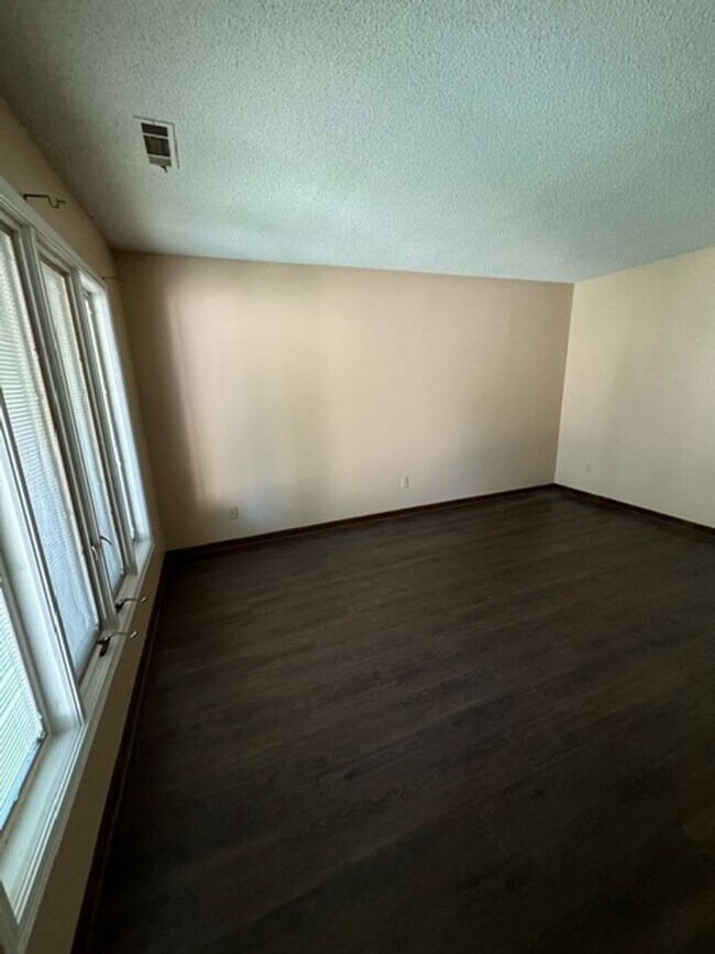 Building Photo - 4919 Montcalm Ct