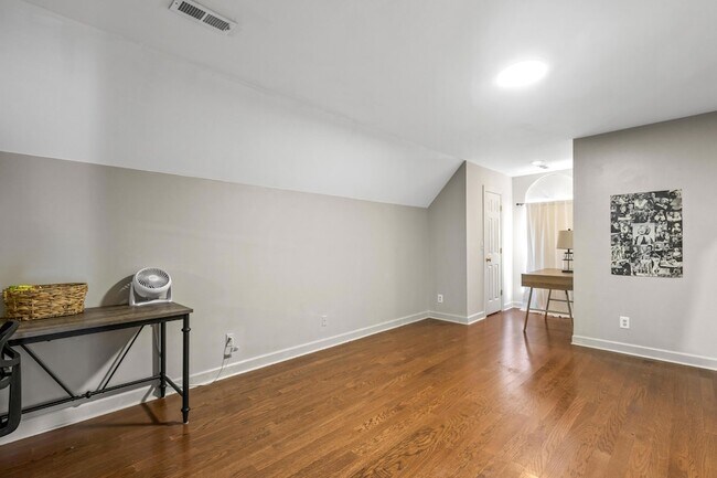 Building Photo - 4897 Hampshire Pl