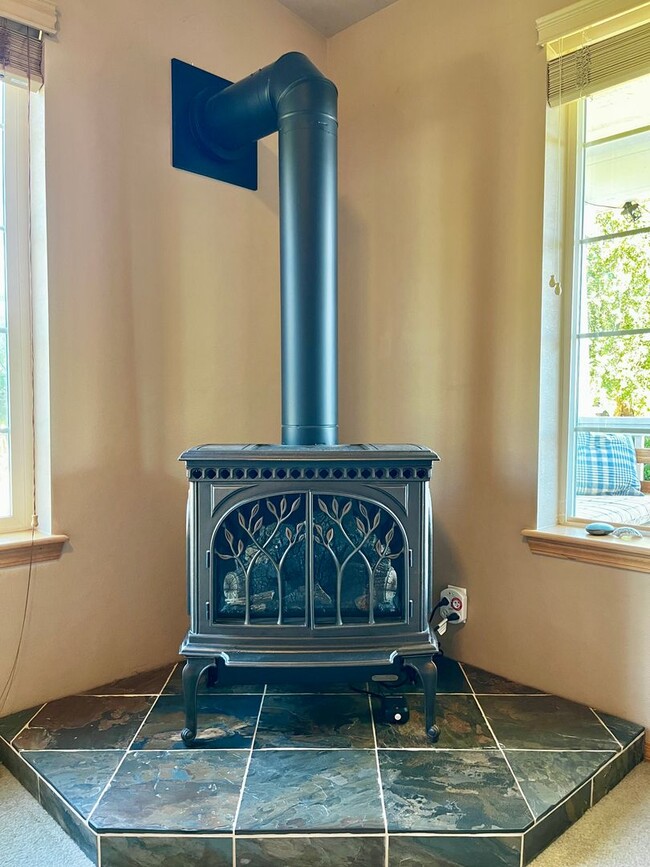 Building Photo - Peaceful Hansville Home with Plenty of Room