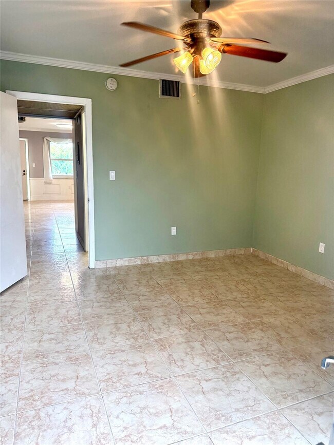 Building Photo - 20251 NE 2nd Ave