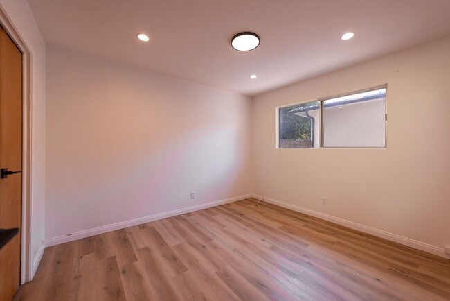 Building Photo - Downtown cottage