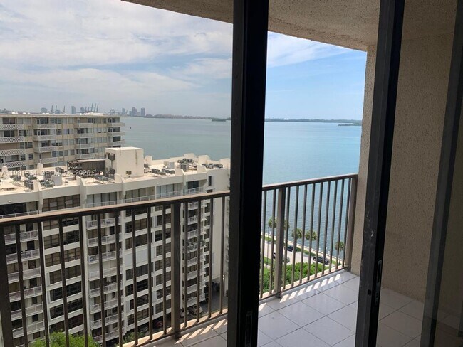 Building Photo - 1450 Brickell Bay Dr