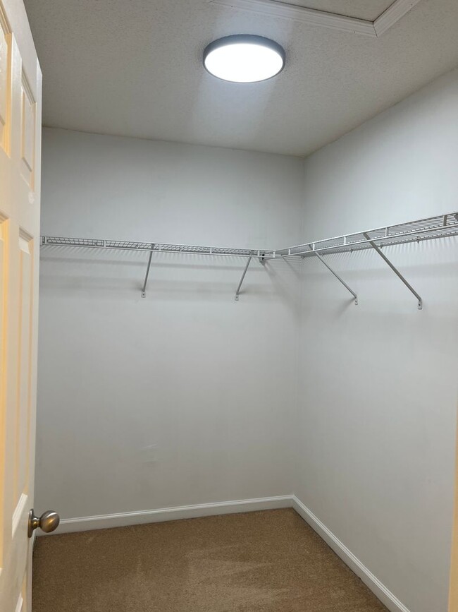 Building Photo - 105 Winthrope Ln