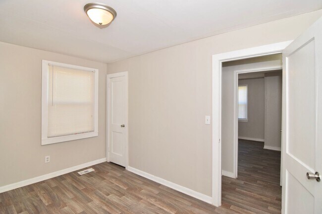 Building Photo - 667 Lorraine Dr