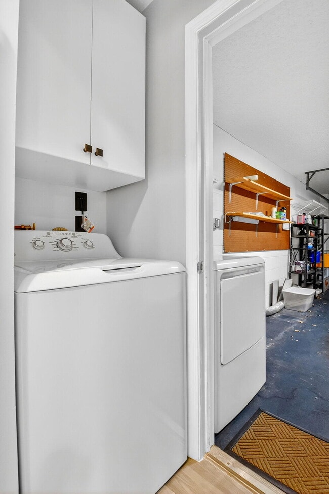 Building Photo - 4866 Dovewood Cir