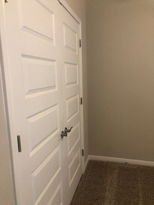 Building Photo - -=Available April 2026=-  4BR/2BA w/ Fenced Yard + Covered Parking in Hutto, TX