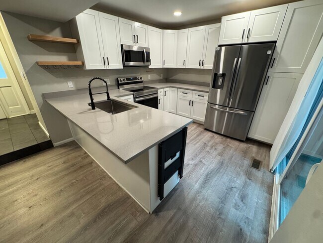Building Photo - Aurora Townhome Right on the Golf Course