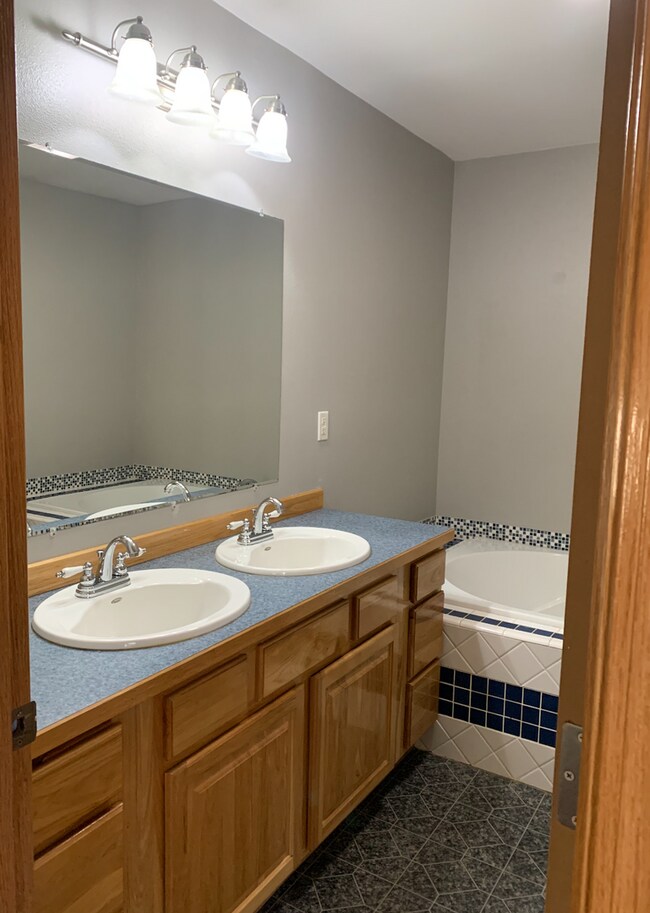 Building Photo - 3 bed/ 2 bath Ranch Style single family ho...