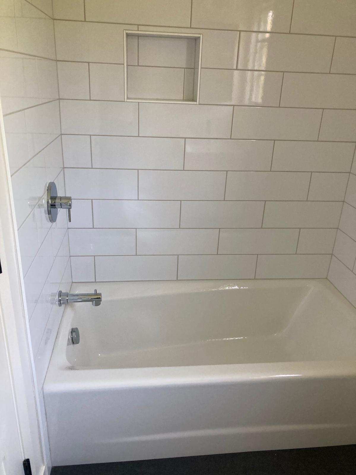 shower/tub - 624 Bonair St