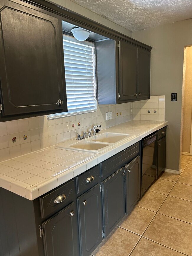 Building Photo - 3 bedroom, 1 3/4 baths NOW AVAILABLE in the Eisenhower School District!