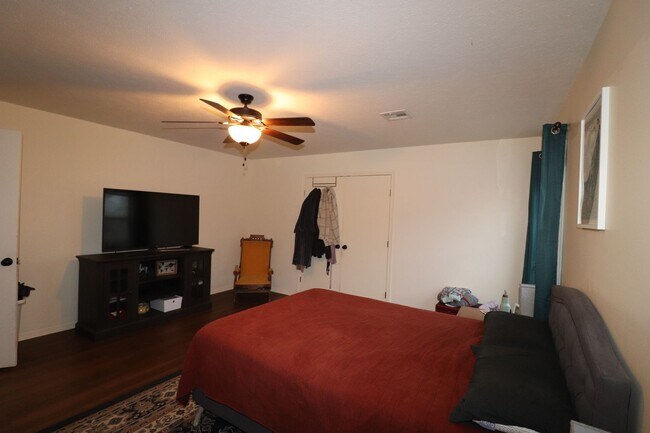 Building Photo - Spacious Home for Rent!
