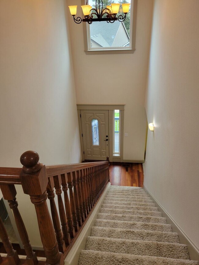 Building Photo - Immaculate 5 Bedroom West Salem Home With a View