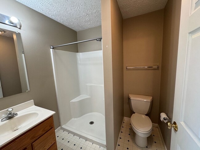 Building Photo - Candler - 2 Bedroom Available Now