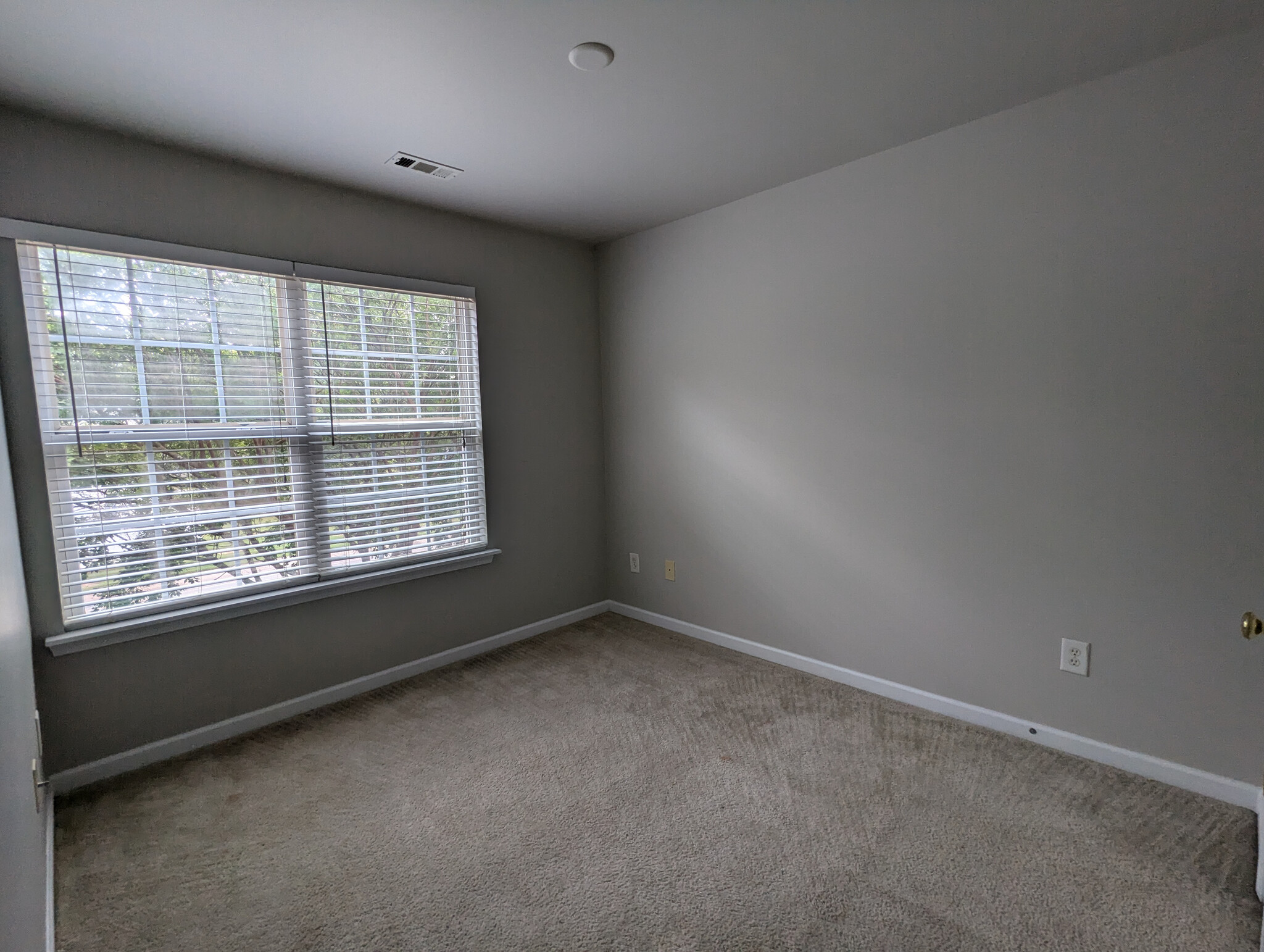 Building Photo - Room in Townhome on Derryrush Ave