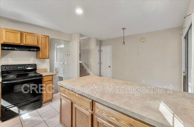 Building Photo - 7900 Shadow Oak Dr