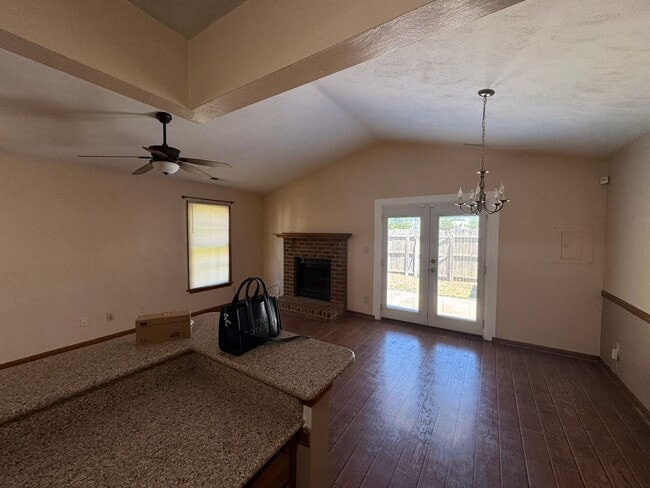 Building Photo - Cozy Townhouse
