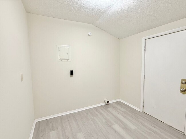 Building Photo - Charming 3-Bedroom Home