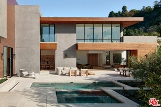 Building Photo - 10901 Chalon Rd