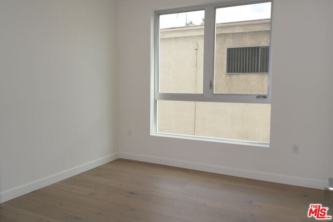 Building Photo - 105 S Mariposa Ave